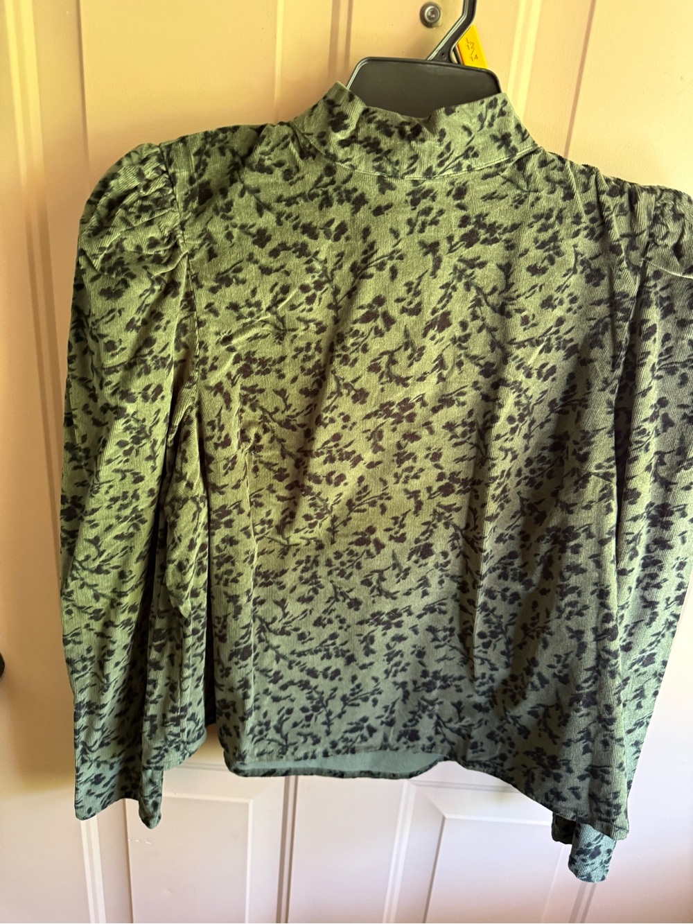 Time and Tru Green Mock Neck Long Sleeve Top with Black Print
